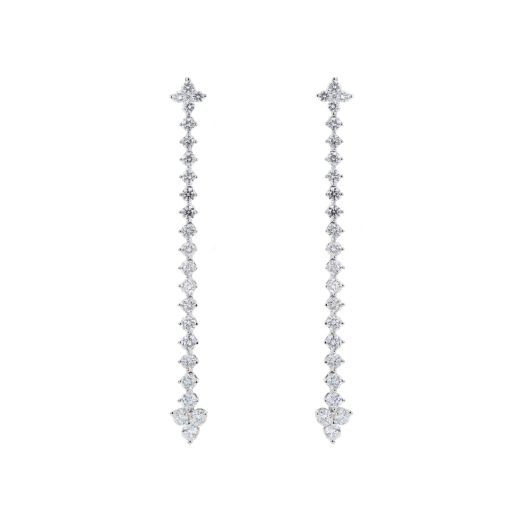 Diamond dangle earrings featuring en elongated and elegant silhouette 