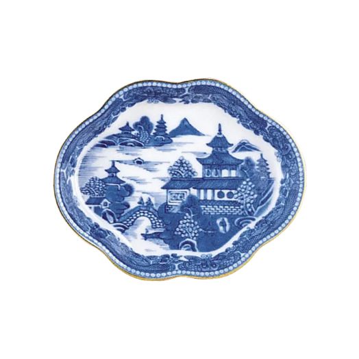 small tray showcasing a lattice border and detailed landscape scenes in blue and white porcelain